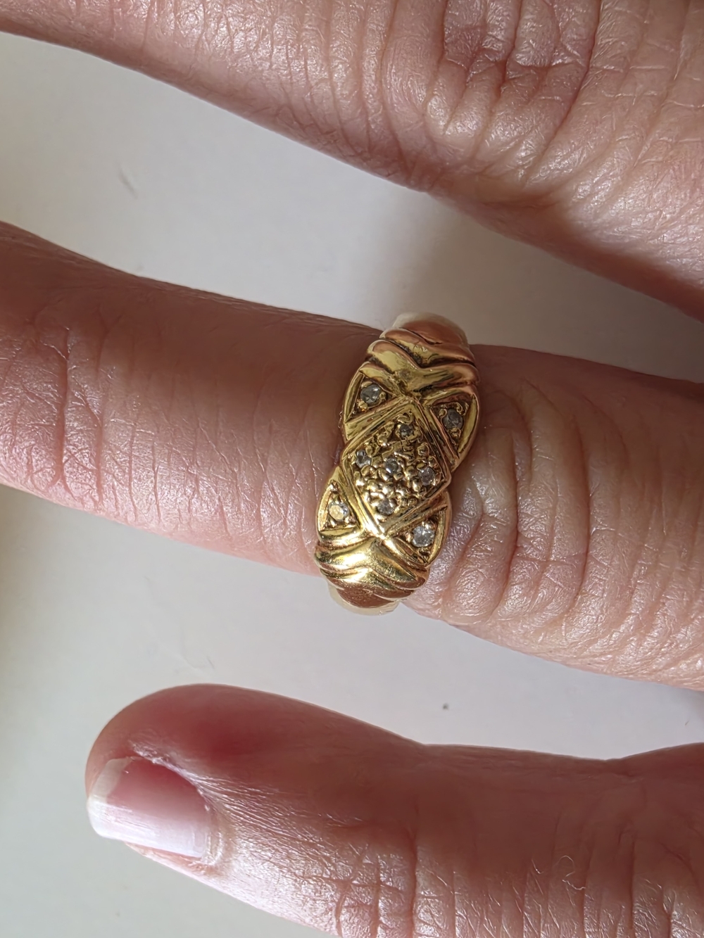 18K yellow gold diamond band ring in size 6, 4g. - Picture 7 of 7